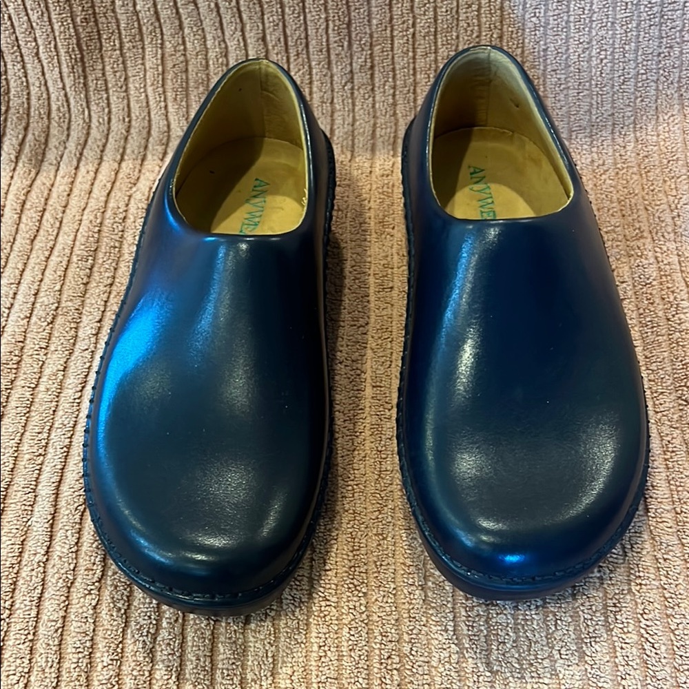 NEW Without Tags Anywear Closed NAVY Clog Nurse